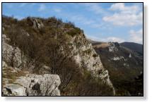 Poteca spectaculoasa pe marginea abruptului spre Cetate